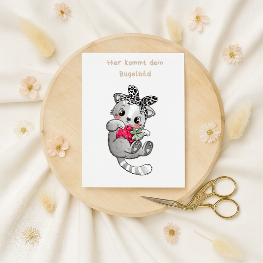 Bügelbild: Himbeer Kitty grau Schleife